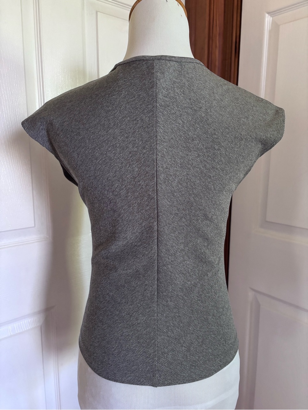 Athleta Bayview tee XS EUC Gray Scoop Neck Cap Sleeve - Picture 2 of 8